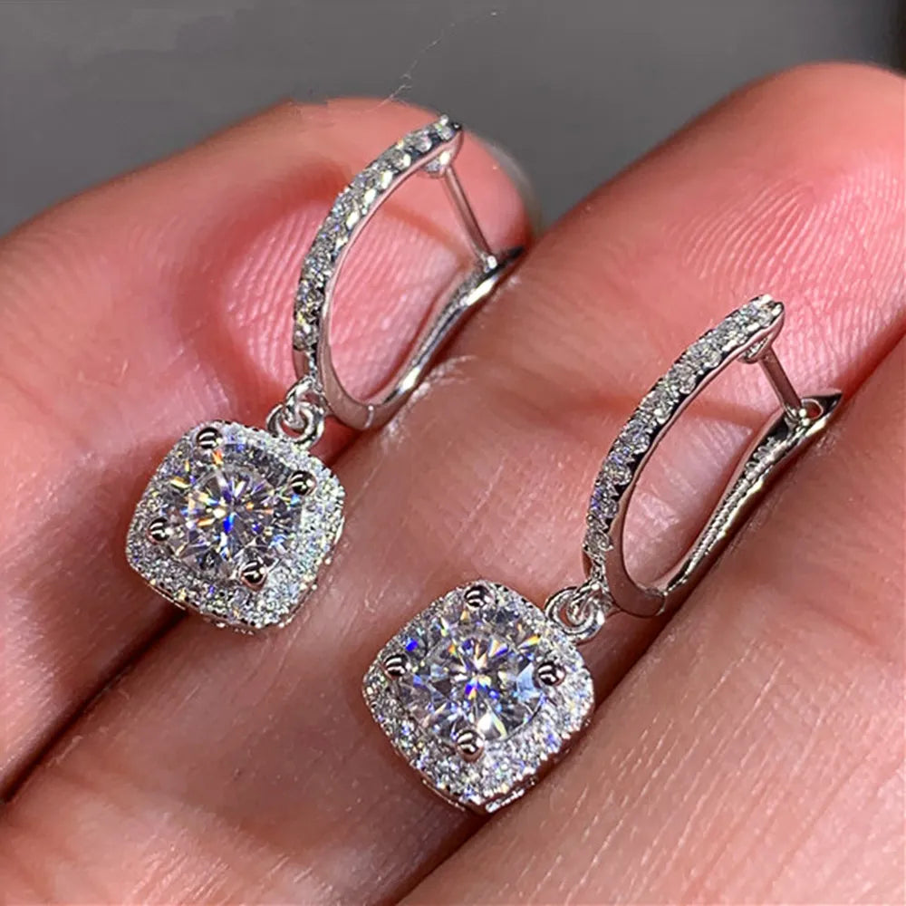 Boucles d’Oreilles Créoles Carrées Serties de Zirconium