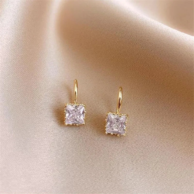 Boucles d’Oreilles Carrées avec Zirconium en Or 18K