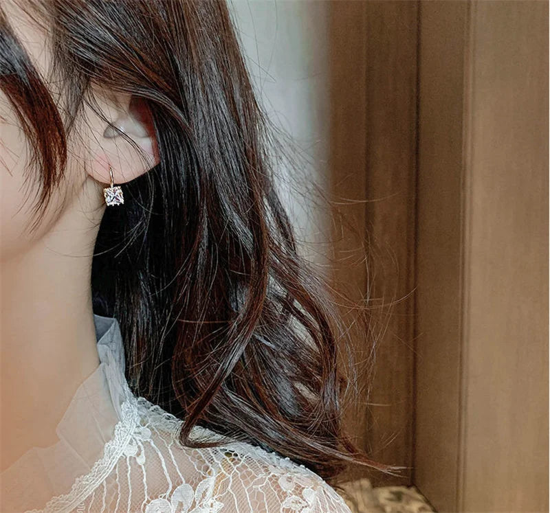 Boucles d’Oreilles Carrées avec Zirconium en Or 18K