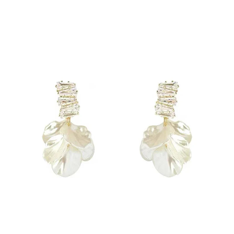 Boucles d’Oreilles Pétales de Rose Serties de Zirconium