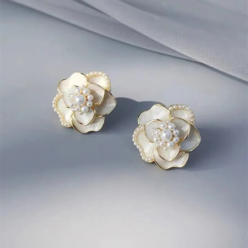 Boucles d’Oreilles Florales Blanches avec Perles