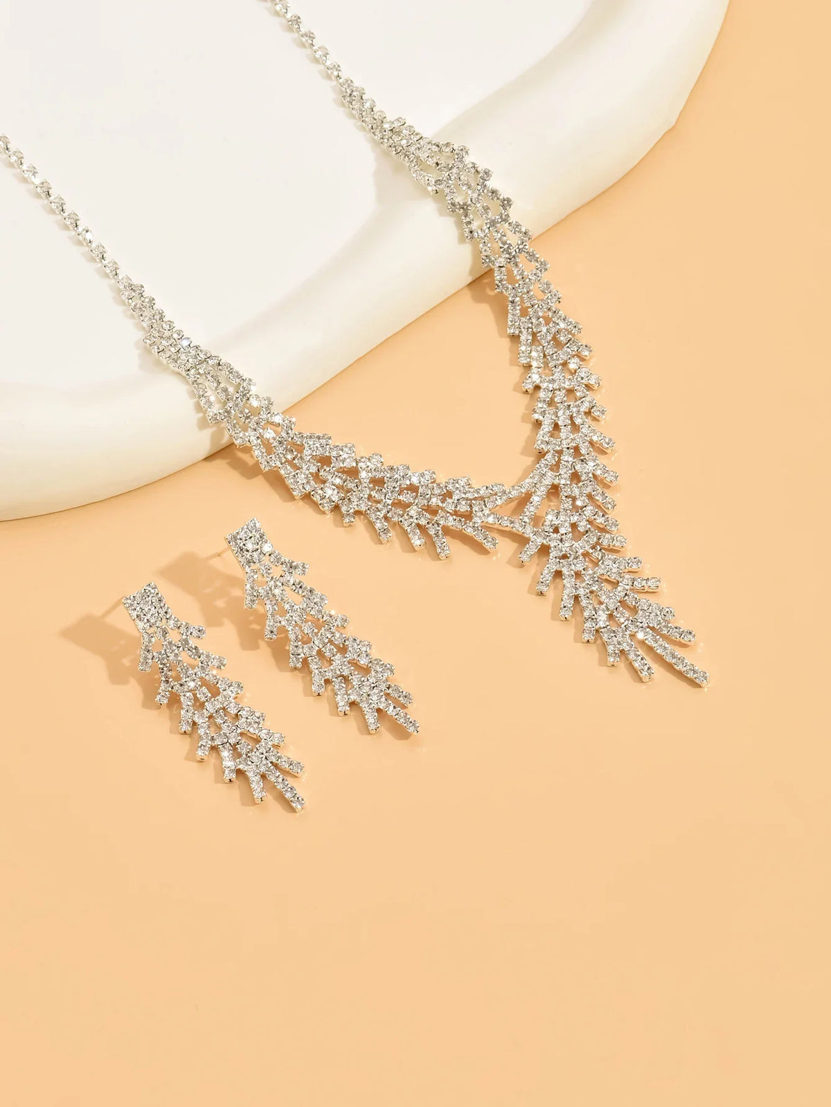 Collier Sertie de Pierres en Zircon + Boucles d’oreilles Offertes