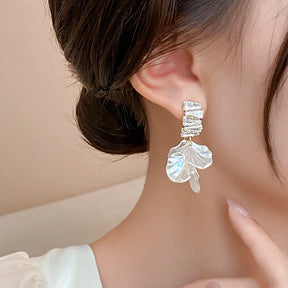 Boucles d’Oreilles Pétales de Rose Serties de Zirconium