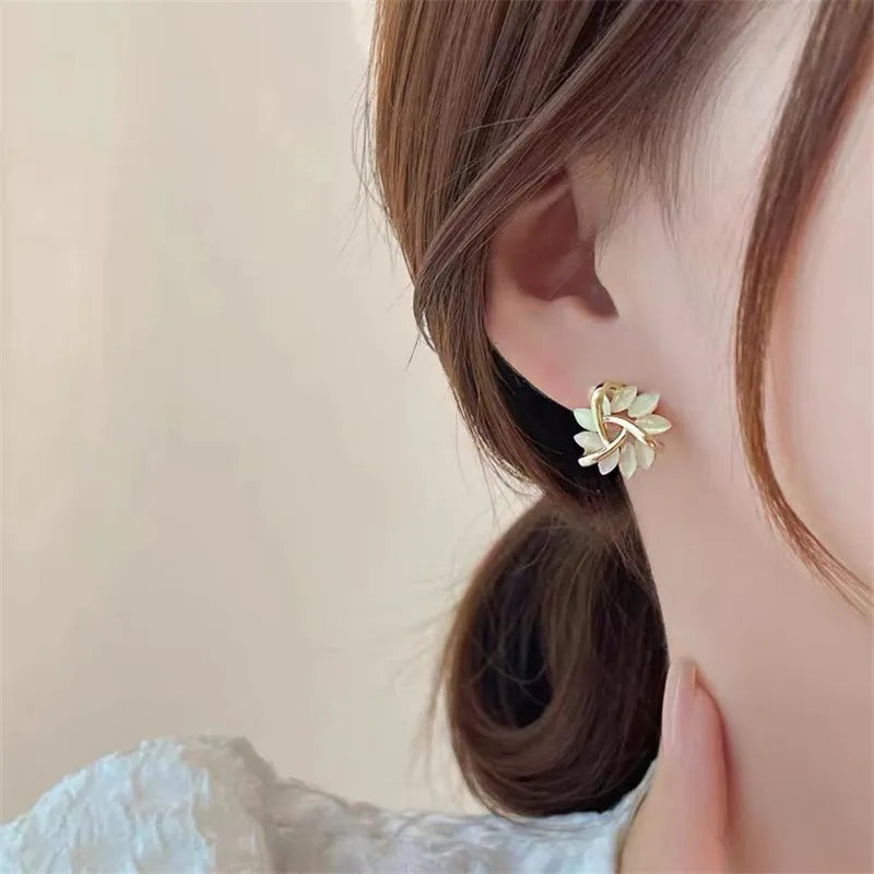 Boucle d’Oreille Fleur Blanche Perlée