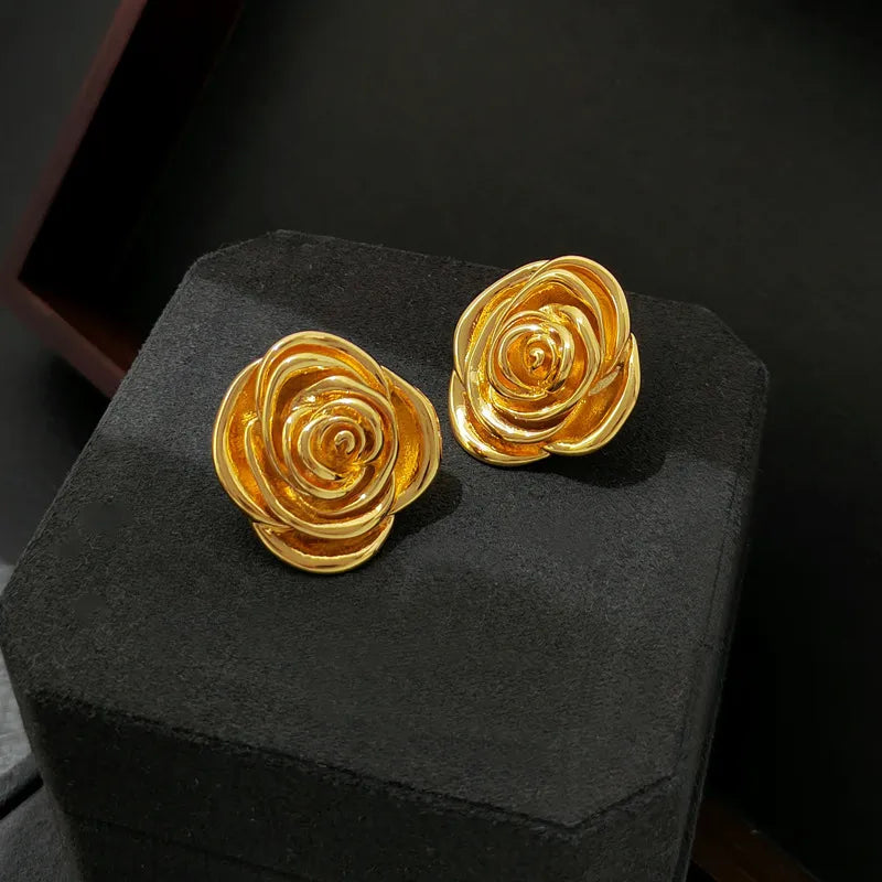 Boucles d’Oreilles Fleur à Pétales Dorées
