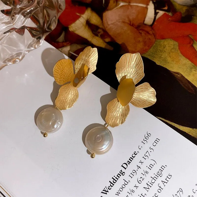 Boucle d’Oreille Pétales avec Perle Délicate