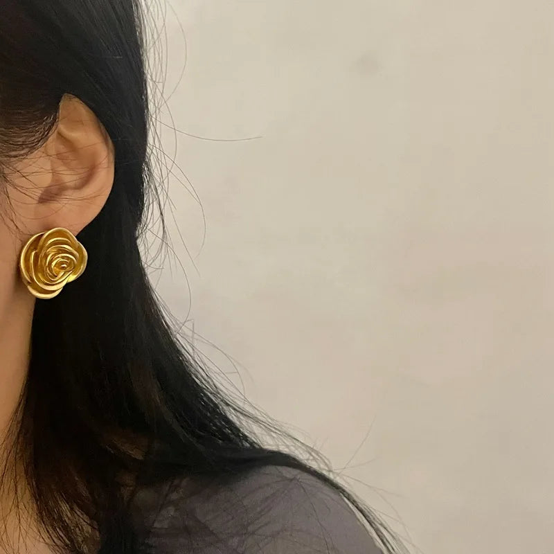 Boucles d’Oreilles Fleur à Pétales Dorées