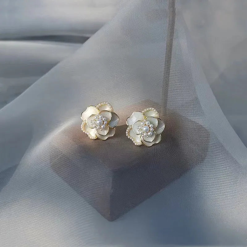 Boucles d’Oreilles Florales Blanches avec Perles