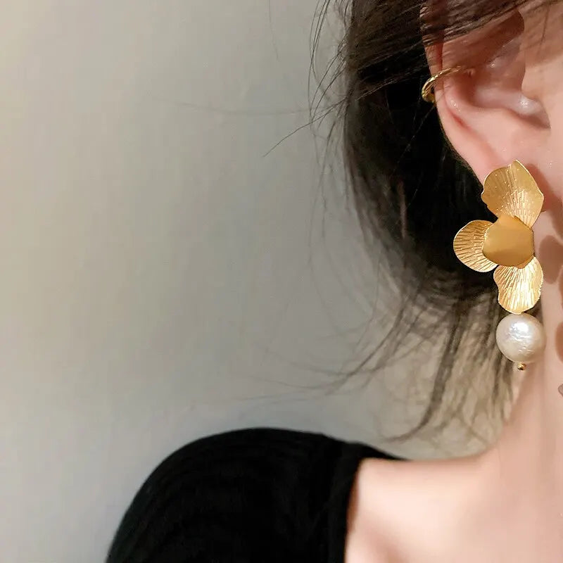 Boucle d’Oreille Pétales avec Perle Délicate