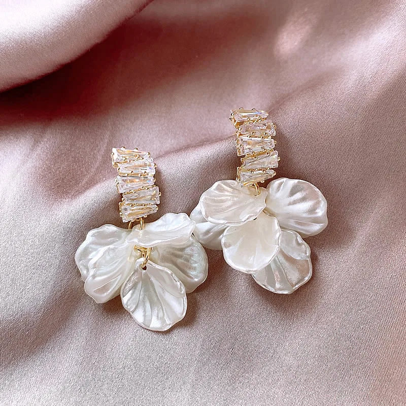 Boucles d’Oreilles Pétales de Rose Serties de Zirconium