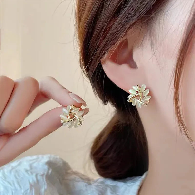Boucle d’Oreille Fleur Blanche Perlée