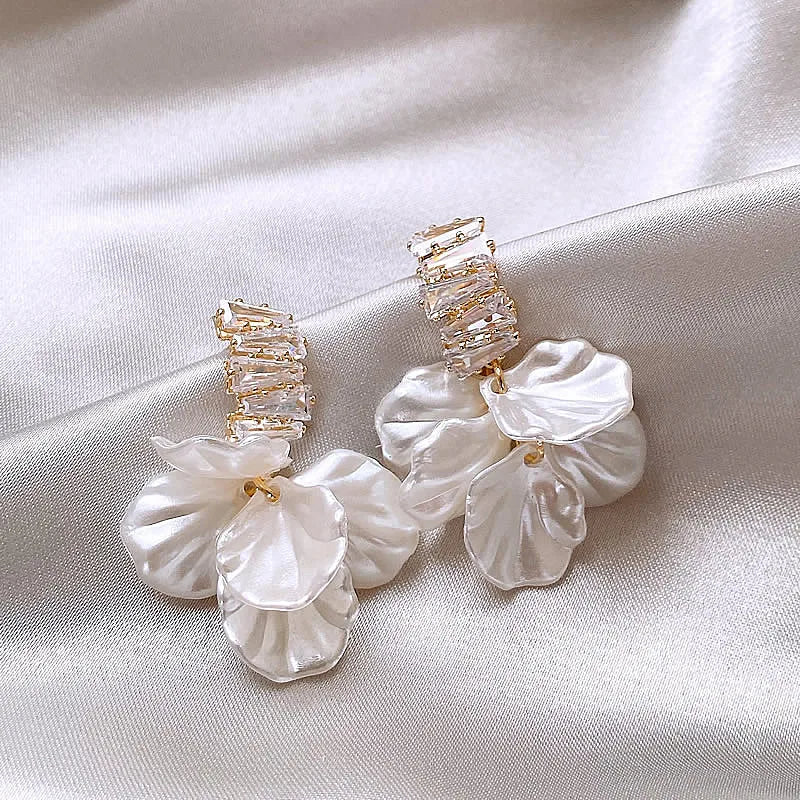 Boucles d’Oreilles Pétales de Rose Serties de Zirconium