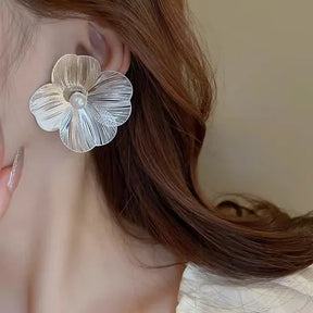 Boucle d’Oreille Fleur avec Perle Vintage