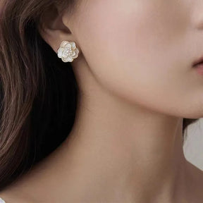 Boucles d’Oreilles Florales Blanches avec Perles