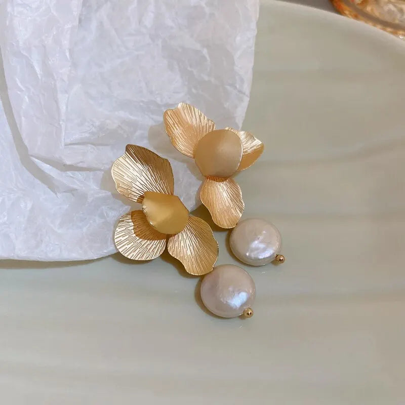 Boucle d’Oreille Pétales avec Perle Délicate