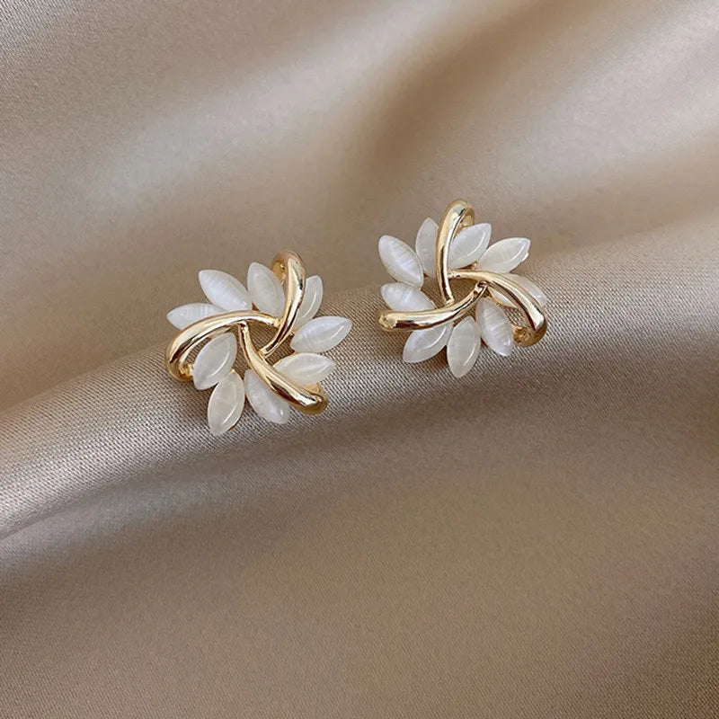 Boucle d’Oreille Fleur Blanche Perlée