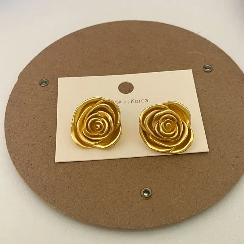 Boucles d’Oreilles Fleur à Pétales Dorées