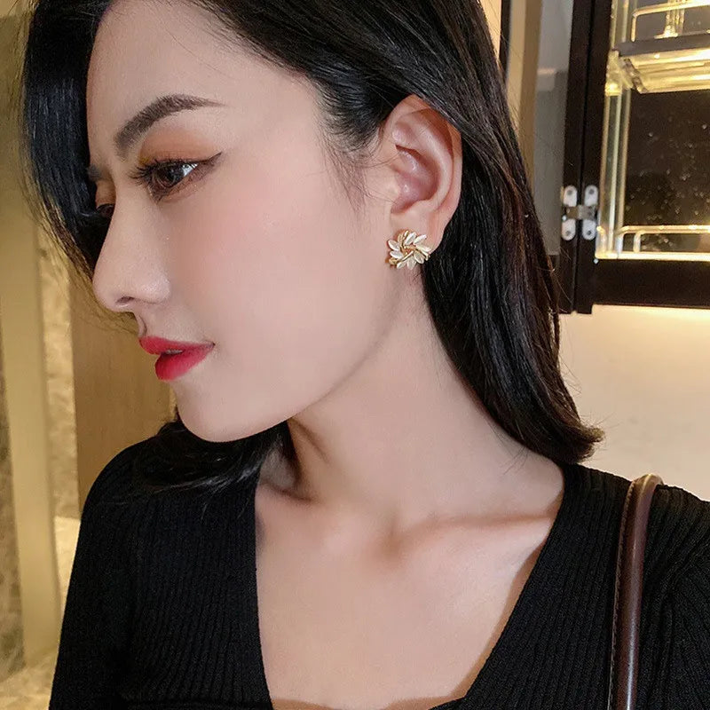 Boucle d’Oreille Fleur Blanche Perlée