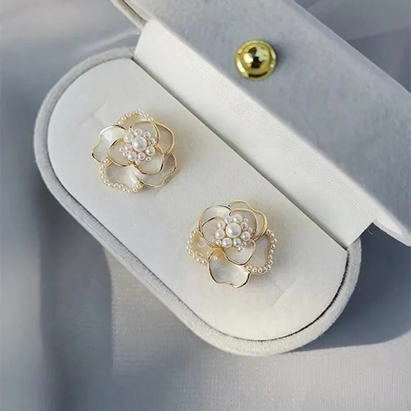 Boucles d’Oreilles Florales Blanches avec Perles