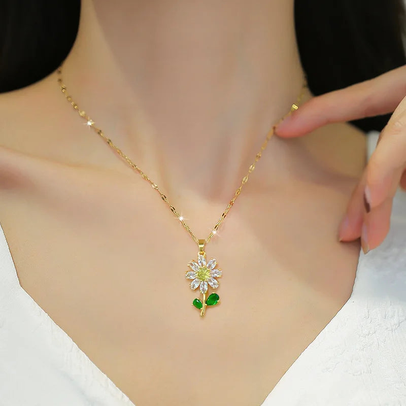 Ensemble Boucles d’Oreilles et Collier Fleur Blanche 18K