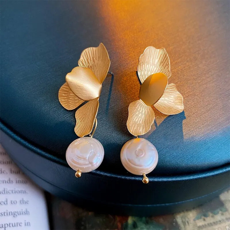 Boucle d’Oreille Pétales avec Perle Délicate
