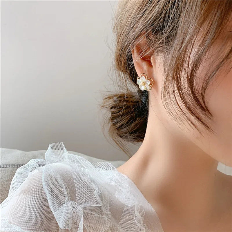 Boucles d’Oreilles Fleur en Or 18K