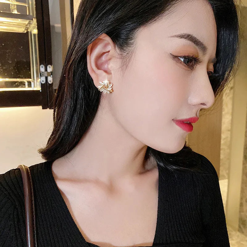 Boucle d’Oreille Fleur Blanche Perlée