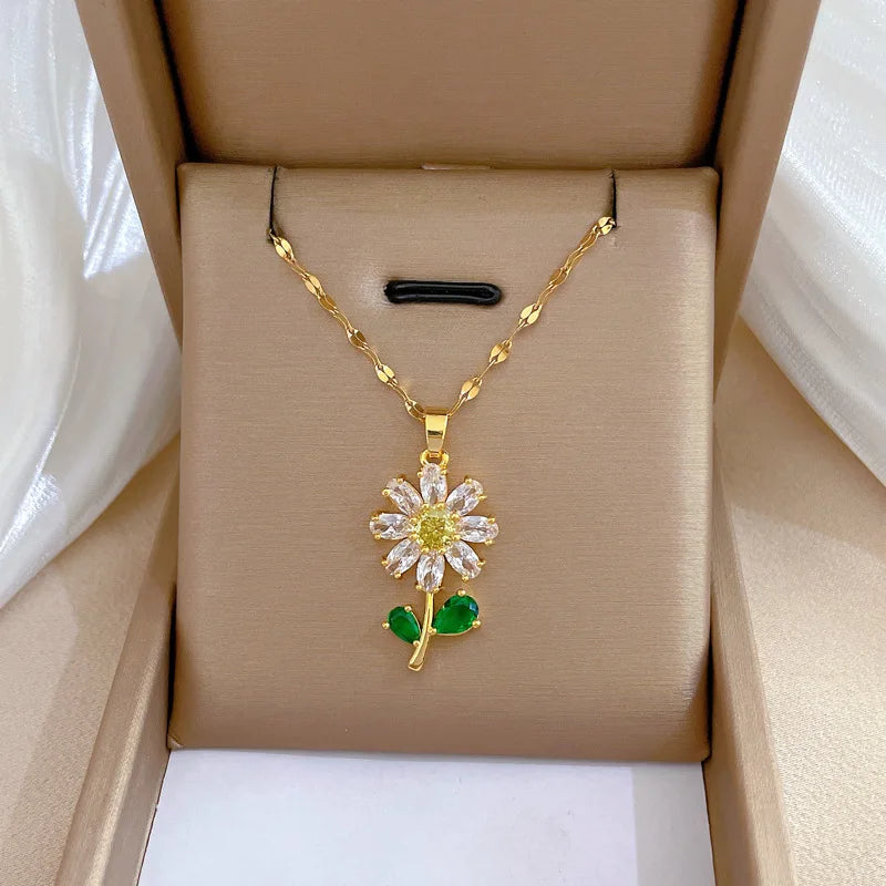 Ensemble Boucles d’Oreilles et Collier Fleur Blanche 18K