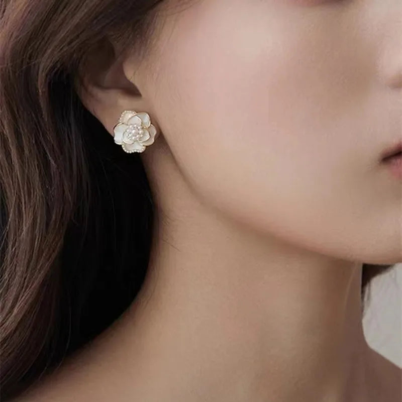 Boucles d’Oreilles Florales Blanches avec Perles