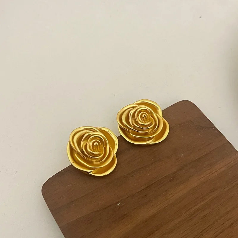 Boucles d’Oreilles Fleur à Pétales Dorées
