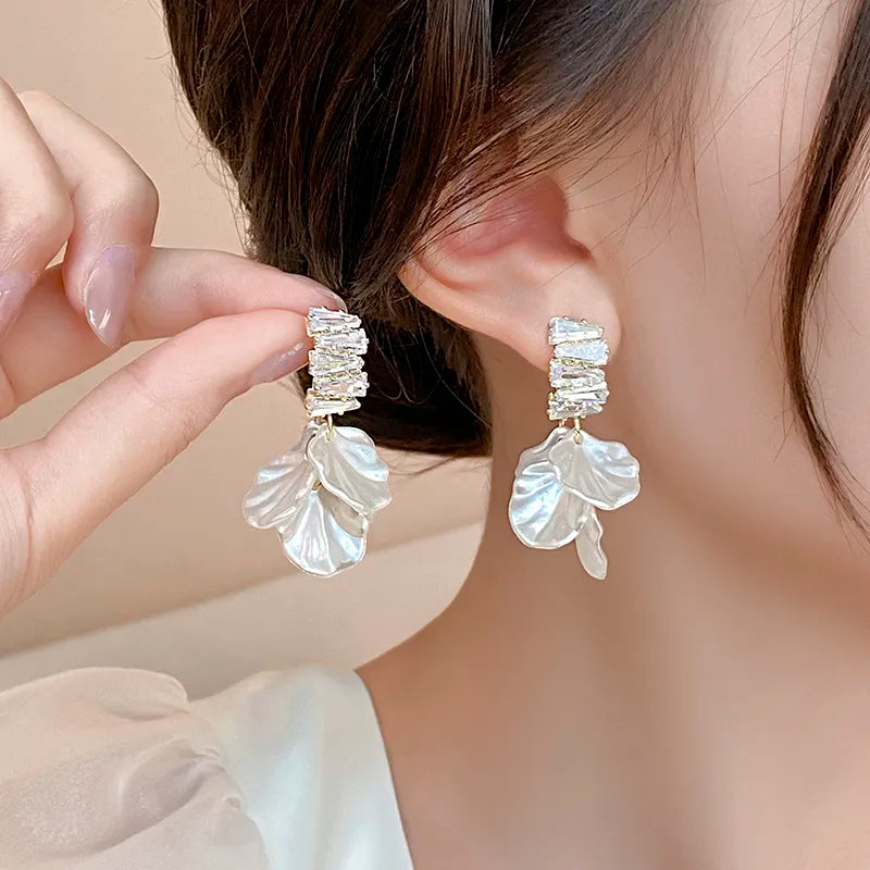 Boucles d’Oreilles Pétales de Rose Serties de Zirconium