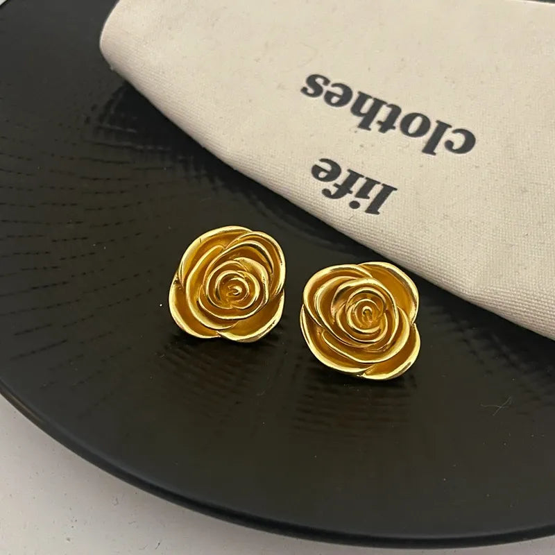 Boucles d’Oreilles Fleur à Pétales Dorées